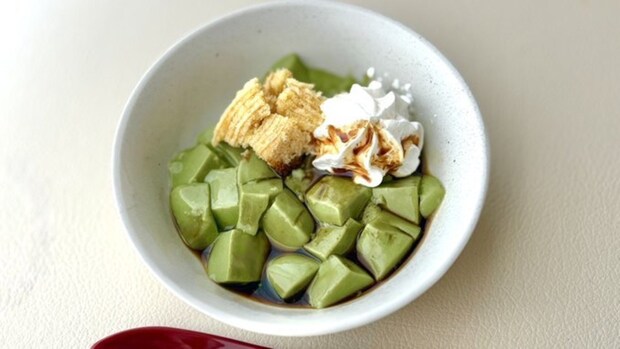 抹茶豆乳ゼリーで作る「皿パフェ」→簡単＆失敗しないレシピに1000いいね「仕上げは黒蜜、ホイップ…」