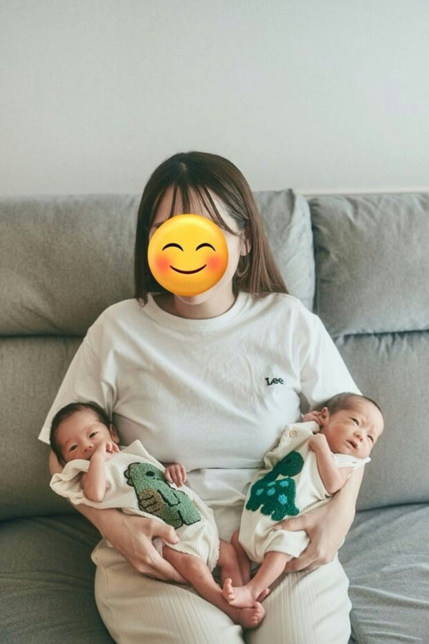 【天使が2人】双子の赤ちゃんを両腕で包む奇跡の抱っこ！全親が羨んだ愛情の光景に1.5万人が感動