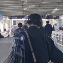 「男の中の男！」赤ちゃん連れ旅行で“全荷物を持つ夫”の後ろ姿に2.8万いいね