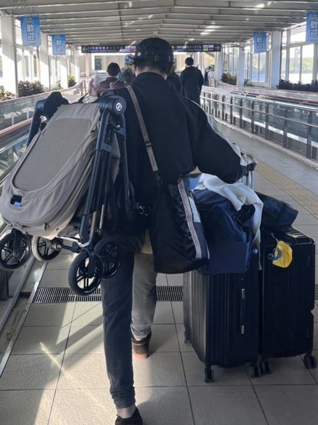 「これぞ漢（おとこ）」赤ちゃんと妻を守るため全荷物を背負った夫の旅の姿に2.8万いいねの感動のワケ