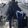 「これぞ漢（おとこ）」赤ちゃんと妻を守るため全荷物を背負った夫の旅の姿に2.8万いいねの感動のワケ