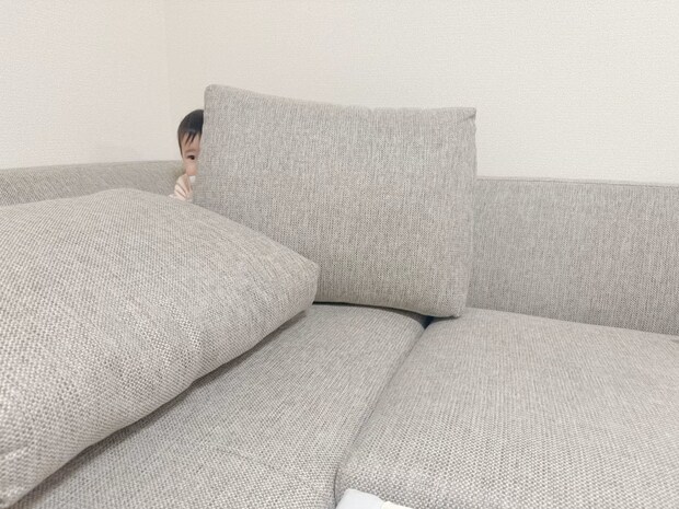 【反則級の可愛さ】生後8か月の赤ちゃんが披露した「ちょい見え」かくれんぼ！15,000人が悶絶した無邪気な姿