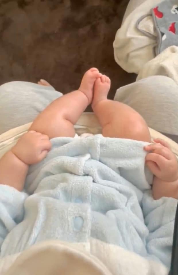 【ムチムチ注意報】「全世界に届けたい」！赤ちゃんが真剣に「あんよ」を戦わせる姿に20,000人が悶絶