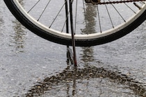 大雨の中、自転車送迎中のママ→路上で泣き出した理由に6千いいね「お母さんの心に傘を」「なんて優しい」