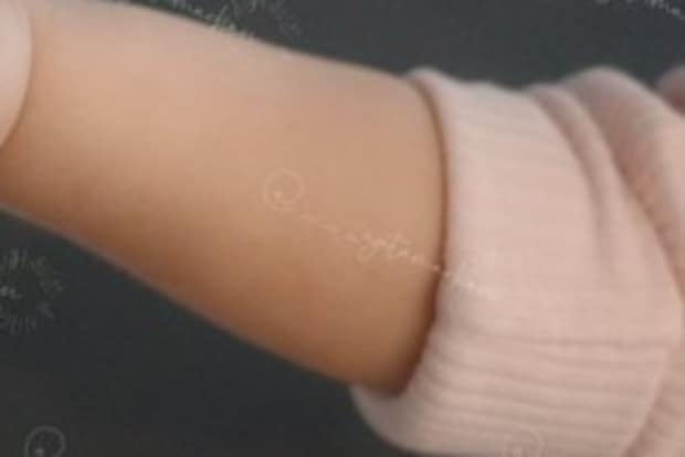 令和っ子あるある?手洗い前に娘が固まった理由に4千いいね「泡のせてあげたい」「かわいすぎ」