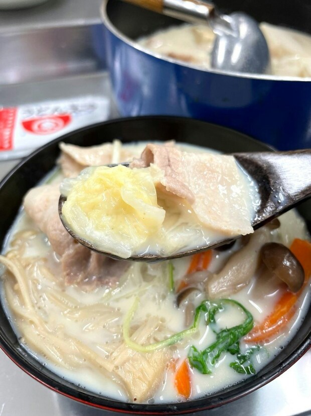 寒い日に温まる~!「うどんスープ×豆乳」企業公式の鍋レシピに1.2万いいね「めっちゃはまってる」