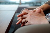 「いずれ離婚するって」既婚者にハマり続ける友人、笑顔に滲む“痛々しさ”｜人の夫を奪う友人