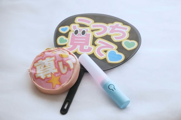 子の学校でうちわ必要→母「自担うちわでよければ…」展開に11万いいね「正しい使い方w」「一体感」