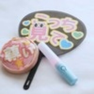 子の学校でうちわ必要→母「自担うちわでよければ…」展開に11万いいね「正しい使い方w」「一体感」