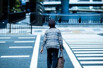 郵便局で会った“赤ちゃん好きおばちゃん”→マナー守る姿に8万いいね「いい話」「なんて健気」