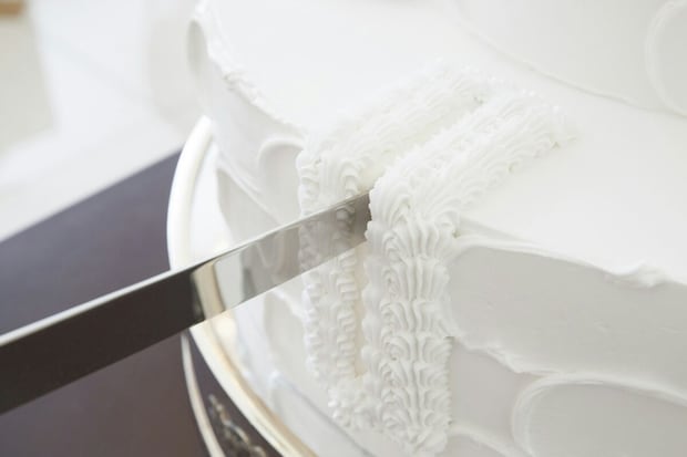 家でパパとママが“入刀”…！？→「なんやねんこれ」家族の珍場面に9.2万いいね「永遠に仲良く」