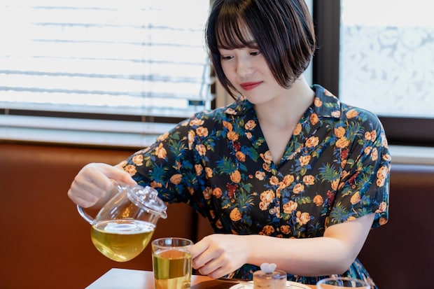 ワンピース　カフェ　友人