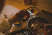 【感動】「あの夜のスープ」を覚えていた息子…育児ボーナスの瞬間に4万いいね「子どもはお母さん大好き」