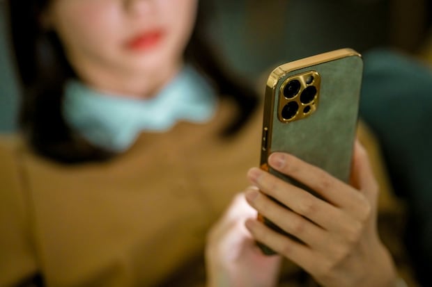 電話　女性　日本人　夜