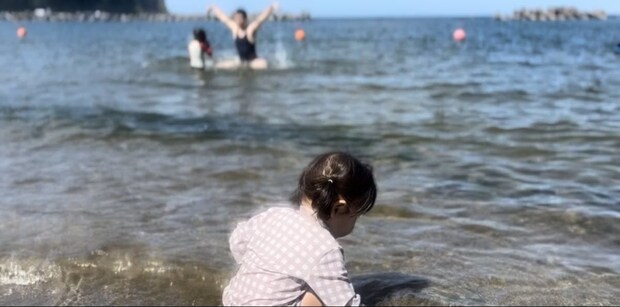 【爆笑】娘の海デビューを撮影→映り込んだまさかの光景に29万いいね「堪えきれない」