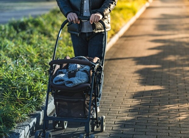 ベビーカーを押すパパ見かけ→ドアを開けてあげたら…すれ違いざまの一言に7.2万いいね「メンタル回復」
