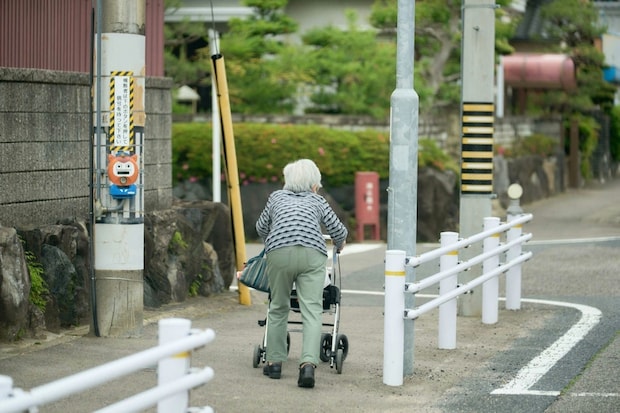 【感動】バスを降りた後座り込んだ女性→運転手の行動が“グッジョブ”「素敵な話」「優しい心」