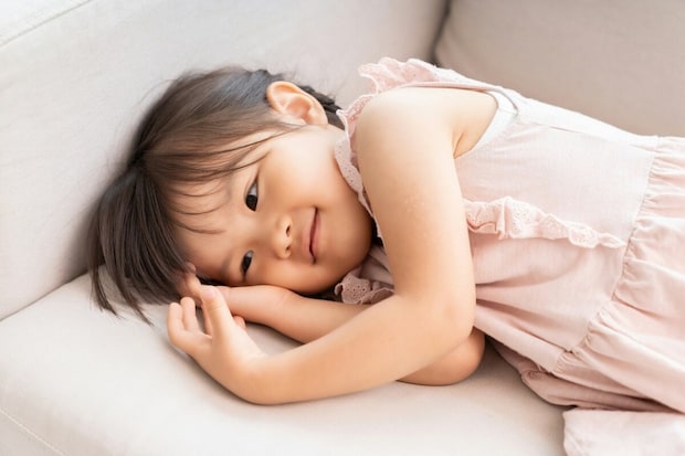 3歳児に夜更かしさせたら→「寝たくない」の本音に気づいた母に8千いいね「いい光景」「許された特別感」