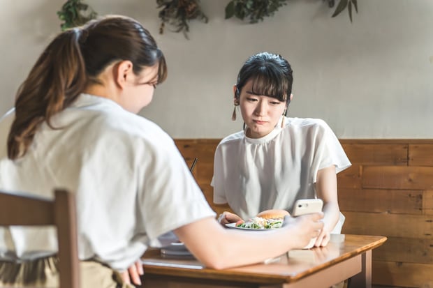 がっかり　女性　写真　　友人