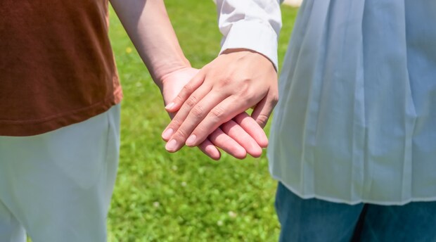 手を繋ぐ　夫婦