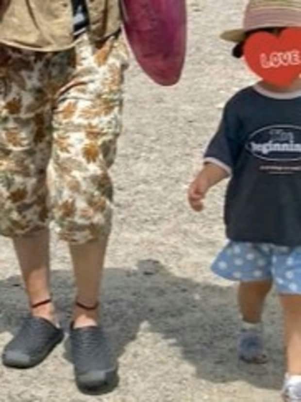 「夫、理想すぎる…」妊婦の妻と幼い娘を守るパパの姿に2.3万いいね「泣いた」「尊いの極み」