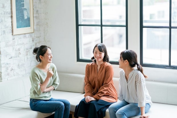 女性　友達　日本人　室内