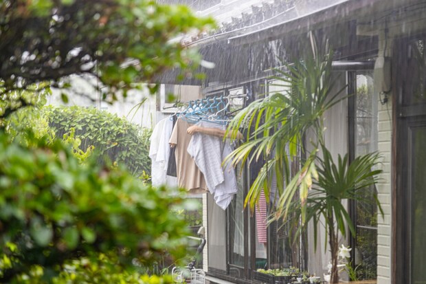 洗濯物　取り込む　雨