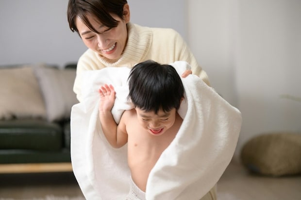 【天才現る】着替え拒否の2歳児が即着替えた！→5.4万いいね獲得“ごっこ遊び”が話題に「2歳は大変」