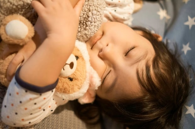 「昨日が最後の夜だった？」小1娘の変化に気づいた父に1000いいね「さみしい」「大人になったね」