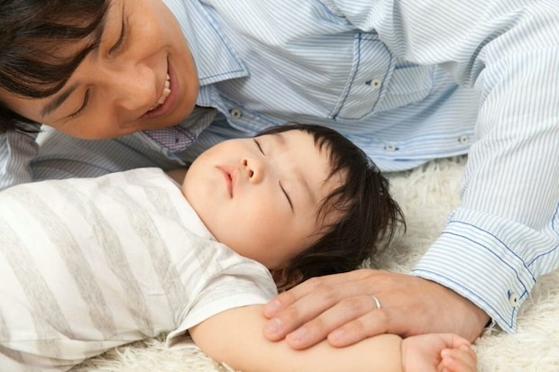 夜泣きへの一言も神→寝かしつけ“超ポジティブパパ”に15万いいね「素敵」「このスタンスで生きたい」