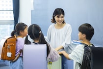 高学年男児「着て帰っていいですか？」→【小学校教員はいいぞ】下校風景に5万いいね「心がぽかぽか」