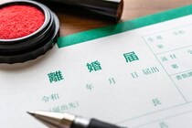 「夫のことは好きにして」不倫女の目の前で“夫をポイ捨て”→不倫人たちの末路｜夫を狙うシングルマザー