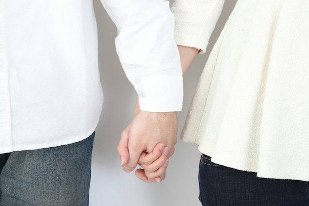 手をつなぐ