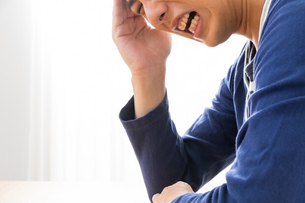 夫　ダイニング　手元