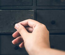 【制裁】決定的瞬間を撮影し「どういうこと？」→顔面蒼白の“窃盗ママ友”｜ママ友にタンス貯金を盗まれた