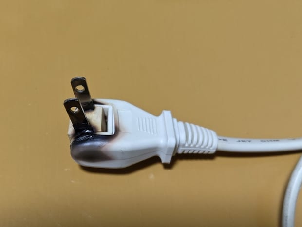 【今すぐ確認して】家庭で起きた“丸焦げコード事件”→恐怖体験の原因に5万人が反響「血の気が引く」