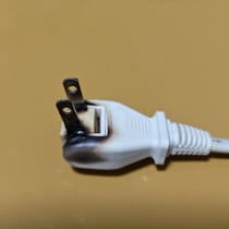 【今すぐ確認して】家庭で起きた“丸焦げコード事件”→恐怖体験の原因に5万人が反響「血の気が引く」