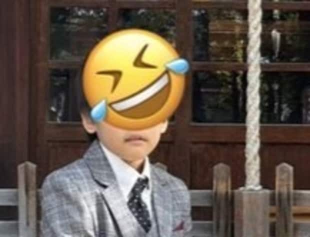 七五三の写真撮影で【家族が騒然】→5歳らしからぬポーズに12万いいね「パパかと」「漂う義父感ww」