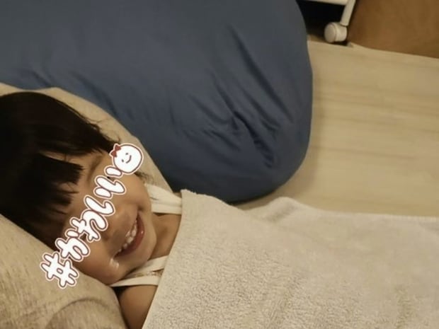 寝かしつけの相手が“まさかの存在”だった…！母も吹いた衝撃の光景に6,204いいね「子ども界隈じゃ常識らしい」