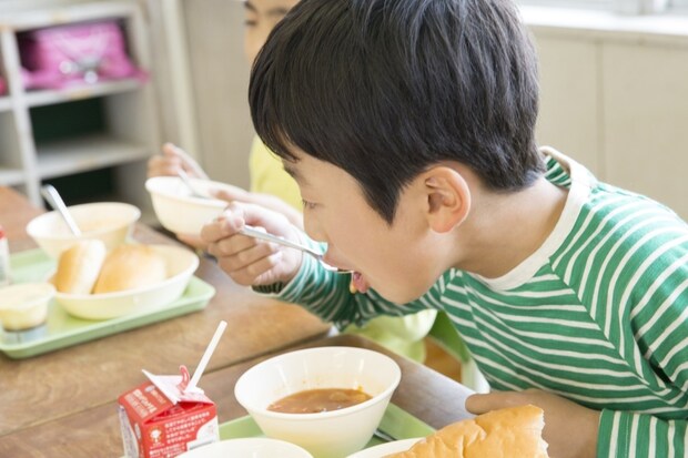「給食は体格の大きい子優先に」保護者会で堂々発言→自己中モンペがヤバい｜クラスにいたモンペママ