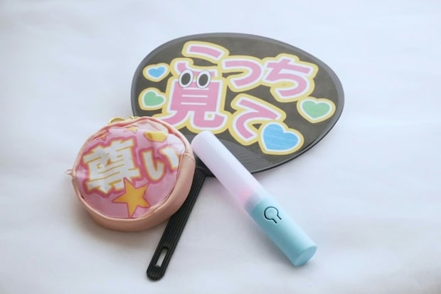 推しうちわを学校に持っていった長男の“正しい使い方”に11万いいね