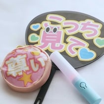 推しうちわを学校に持っていった長男の“正しい使い方”に11万いいね