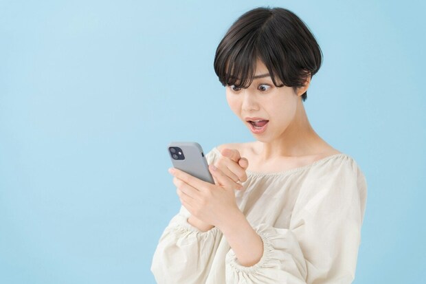 スマホ　女性　ショック