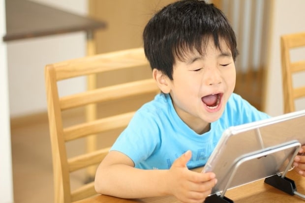 【爆笑必至】父「YouTubeなかった」に息子が放った“衝撃の一言”に28万いいね！現代の文明を象徴するそのセリフとは？