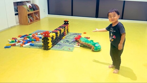 【爆笑】3歳児が「プロの姿勢」で制作！26万バズのオーラ溢れる姿とは？