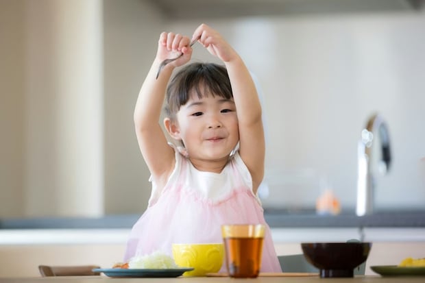 食べ物をわざと落とす3歳を変えた、母の一言がすごいと話題に