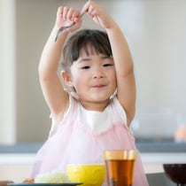 食べ物をわざと落とす3歳を変えた、母の一言がすごいと話題に