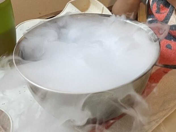 【かわいすぎる】ドライアイスの煙を見て…→3歳児の反応に7.2万いいね「なんて愛おしい」「ほっこり」