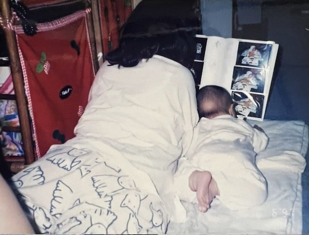 「撮影者にも拍手」8,000人絶賛！母の愛が娘に受け継がれた「時代を超えた育児の姿」に心が温まる