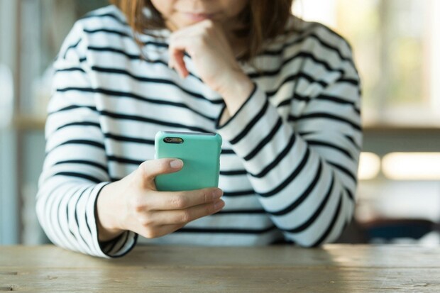女性　スマホ